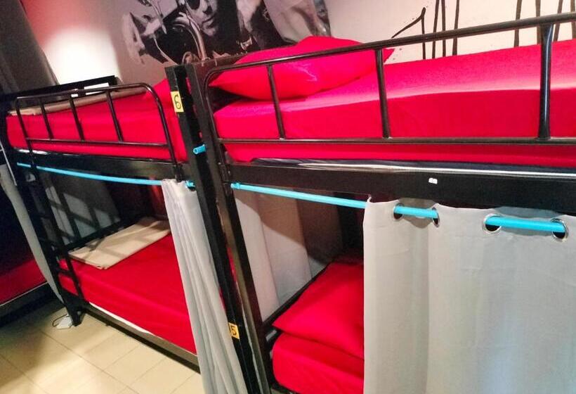 Quarto Familiar Banheiro Compartilhado, Wet! A Pool Party Hostel By Wild & Wandering