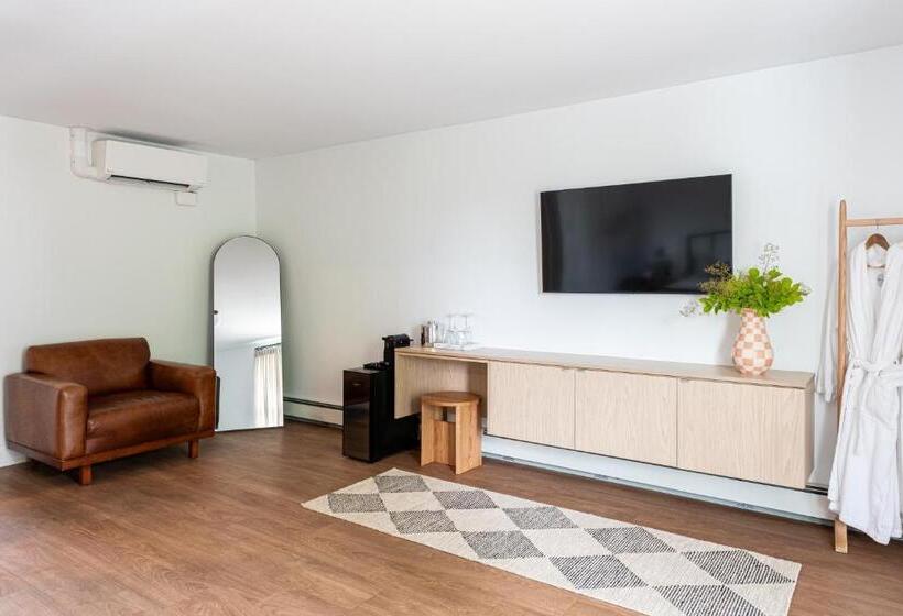 جناح عائلي, The Evangeline