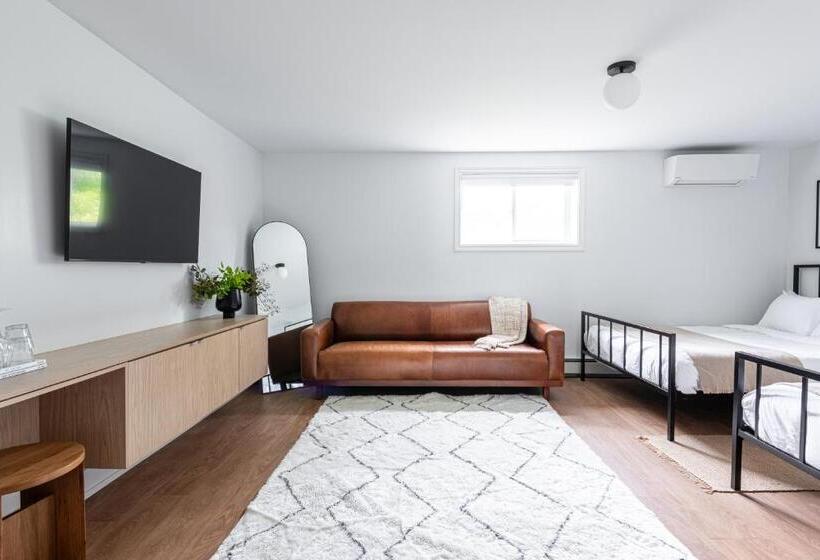 جناح عائلي, The Evangeline