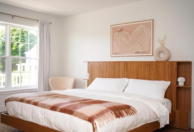 غرفة قياسية سرير كينج, The Evangeline