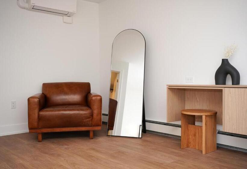 جناح عائلي, The Evangeline