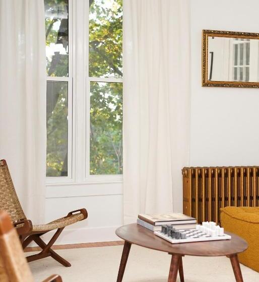 غرفة قياسية سرير كينج, The Evangeline