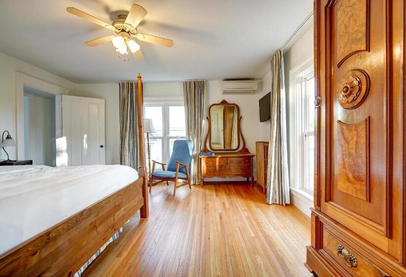 غرفة قياسية سرير كينج, The Evangeline