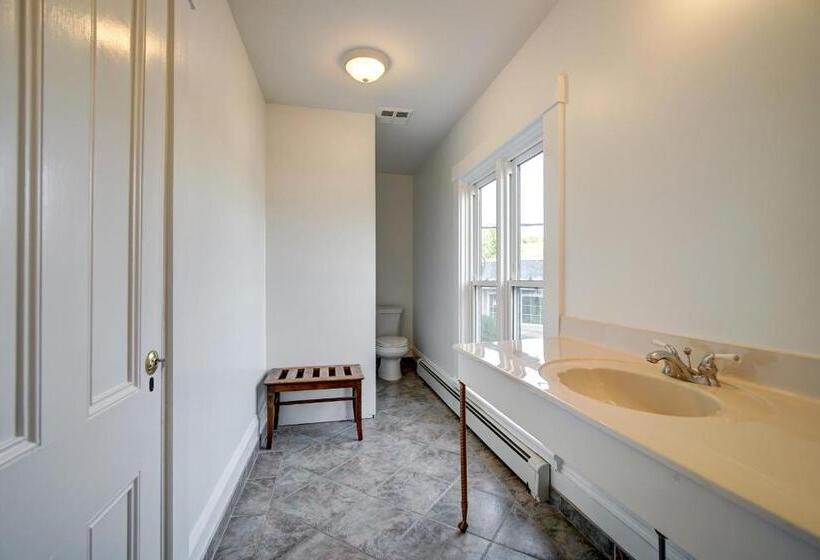 غرفة قياسية سرير كينج, The Evangeline