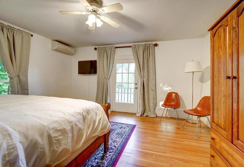 غرفة قياسية سرير كينج, The Evangeline