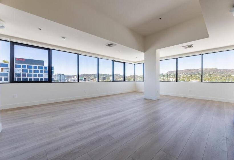 إستديو عائلى, Kasa Sunset Los Angeles