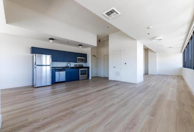 Студия Deluxe, Kasa Sunset Los Angeles