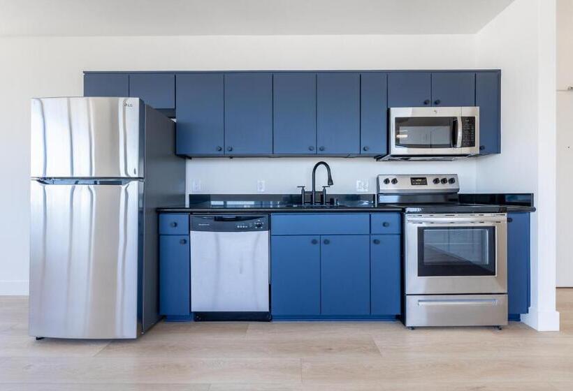 إستديو عائلى, Kasa Sunset Los Angeles