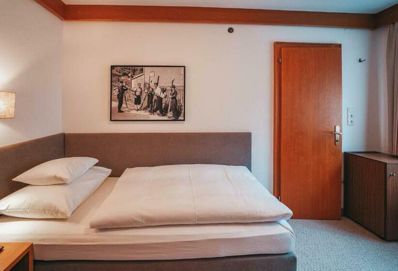 اتاق استاندارد یک نفره, Garni Almjur