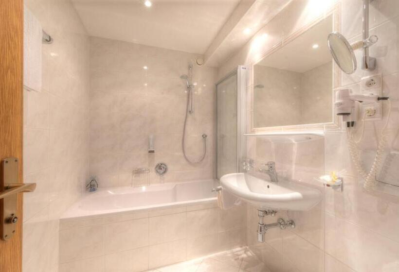 اتاق سوپریور, Garni Almjur