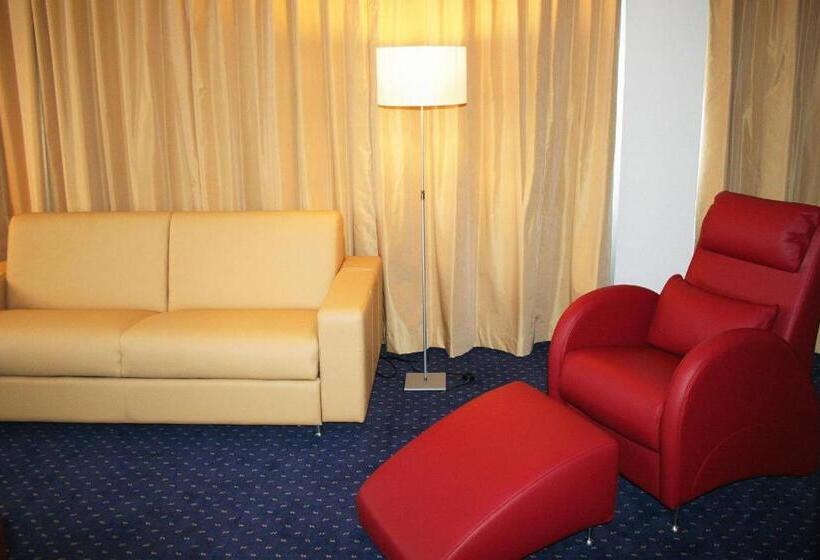 جناح جونيور, Hori Inn