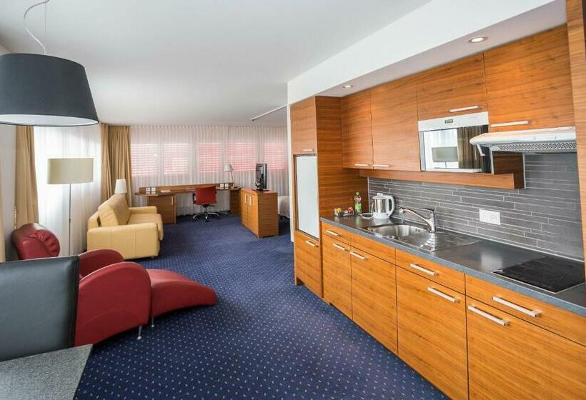 جناح جونيور, Hori Inn