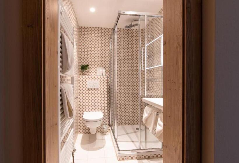 标准间带阳台, Mari Pop