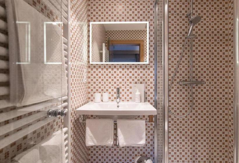 带阳台的三人标准间, Mari Pop