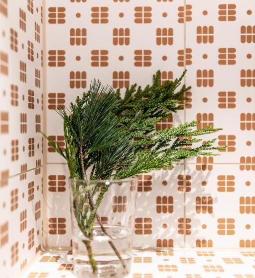 带阳台的三人标准间, Mari Pop