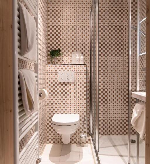 带阳台的三人标准间, Mari Pop