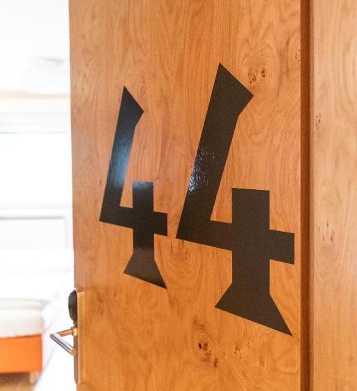 带阳台的三人标准间, Mari Pop