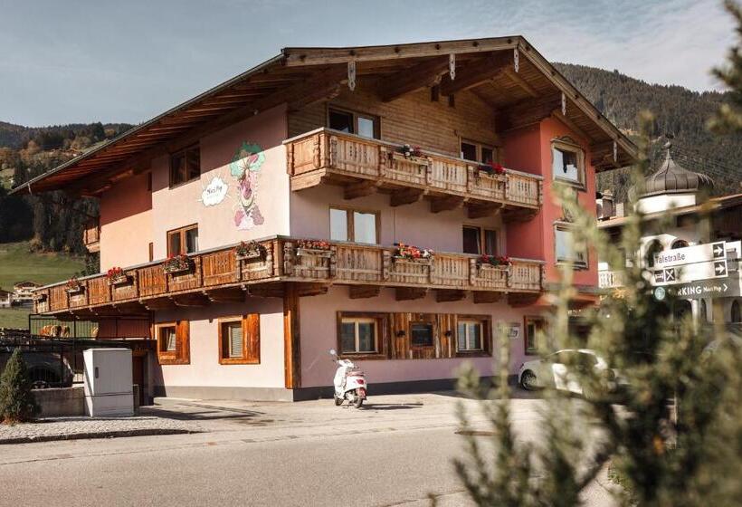 带阳台的三人标准间, Mari Pop