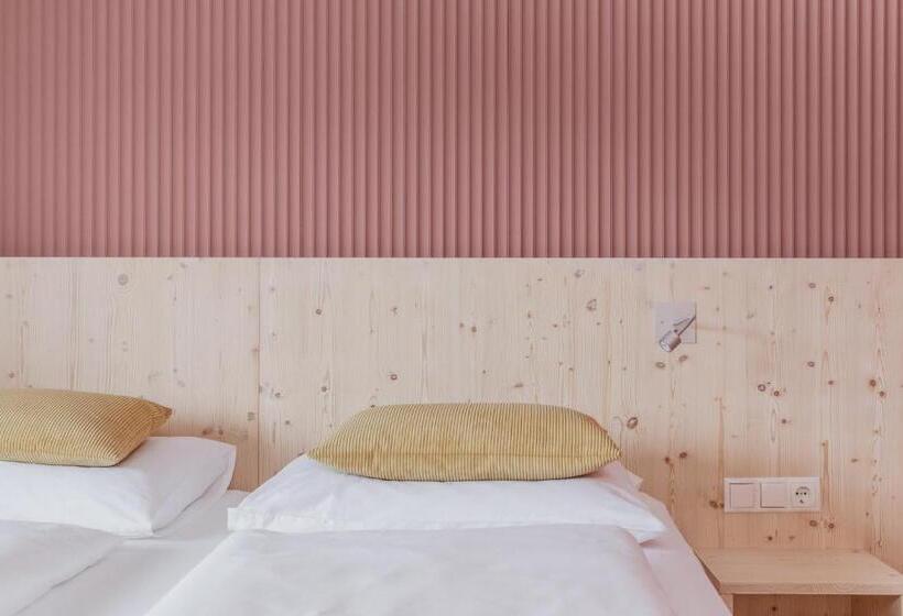 带阳台的三人标准间, Mari Pop