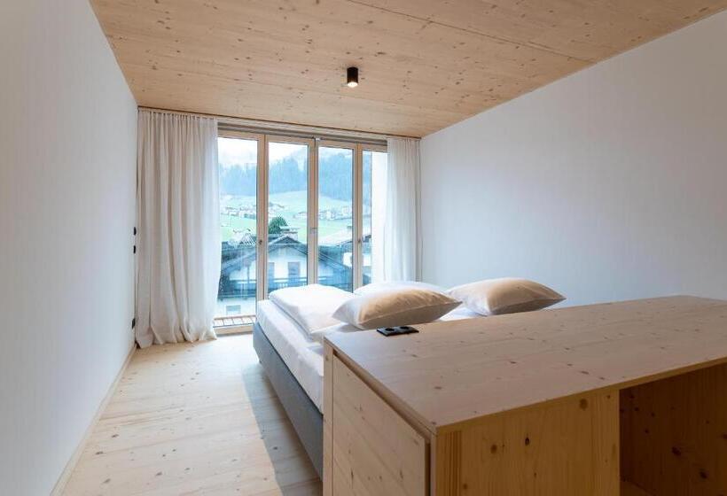 山景套房, Mari Pop