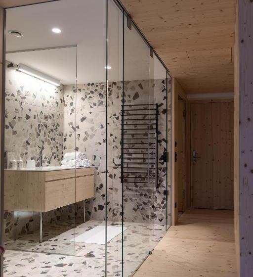 山景套房, Mari Pop