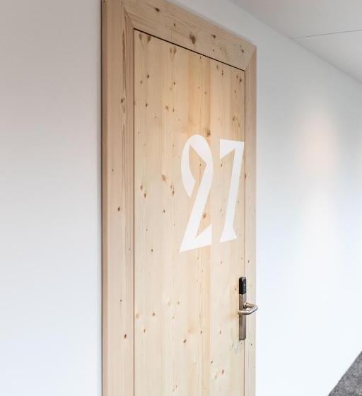 山景套房, Mari Pop