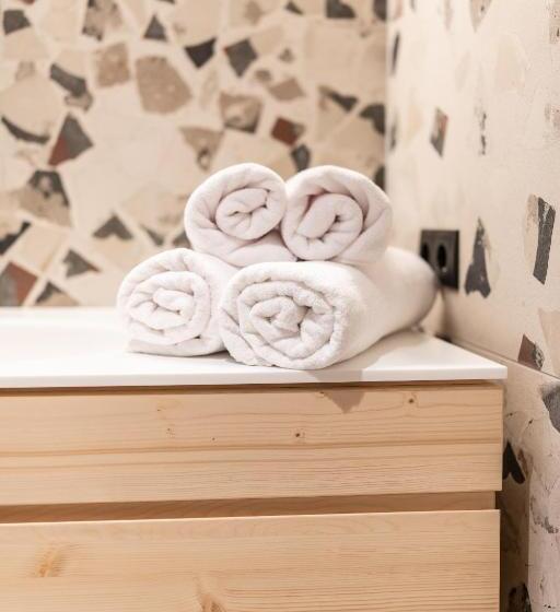 山景套房, Mari Pop