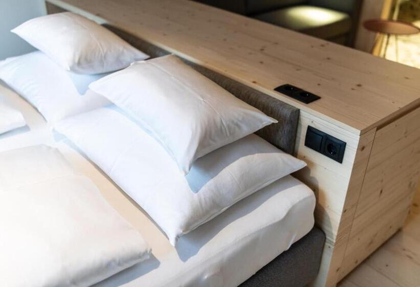 山景套房, Mari Pop