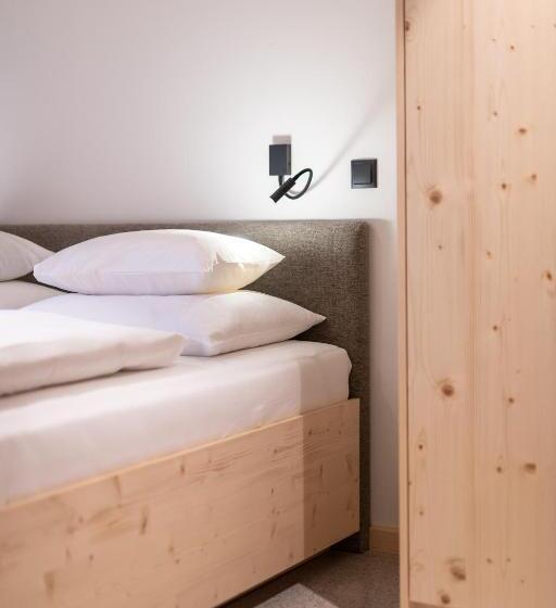 套房带泳池景, Mari Pop