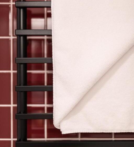 套房带泳池景, Mari Pop