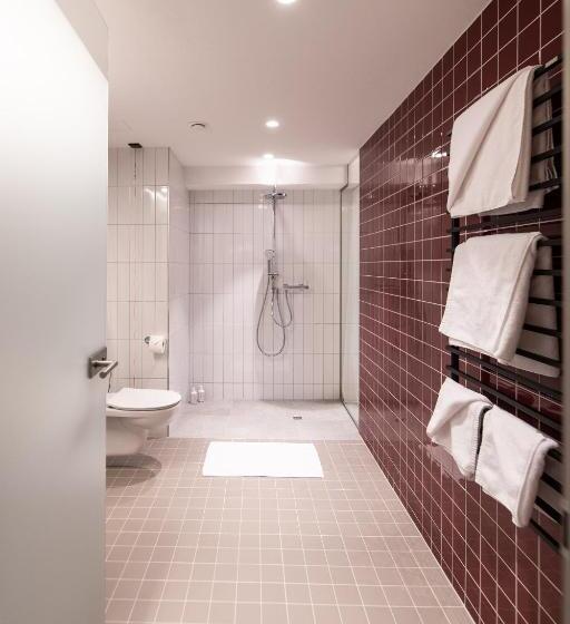 套房带泳池景, Mari Pop