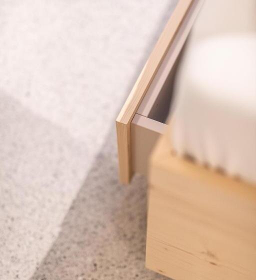 套房带泳池景, Mari Pop