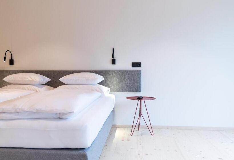 带露台的套间, Mari Pop