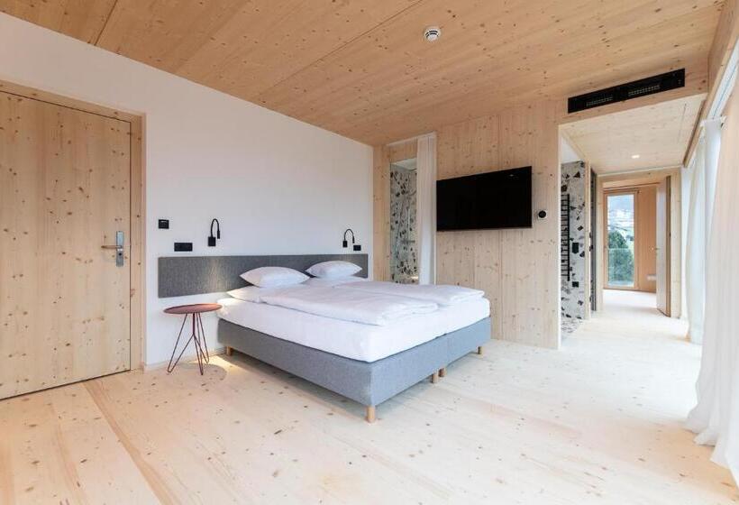 带露台的套间, Mari Pop