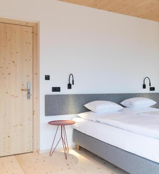 带露台的套间, Mari Pop