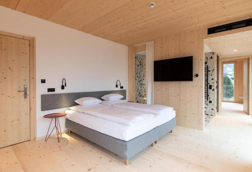 带露台的套间, Mari Pop