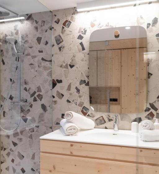 带露台的套间, Mari Pop