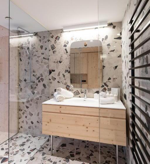 带露台的套间, Mari Pop