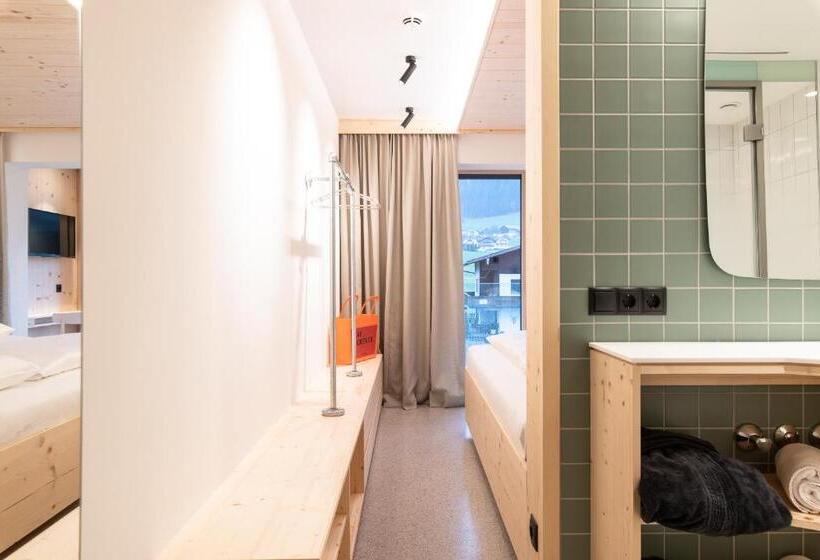 高级大房间, Mari Pop