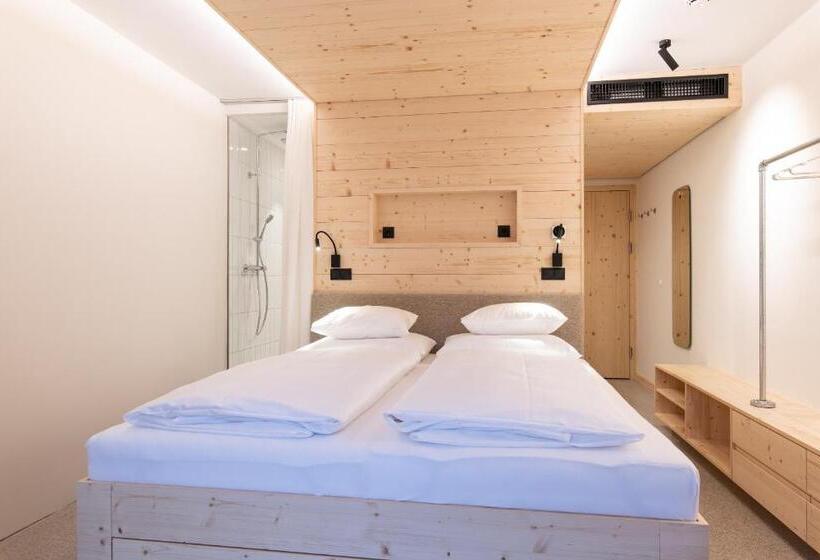 高级大房间, Mari Pop