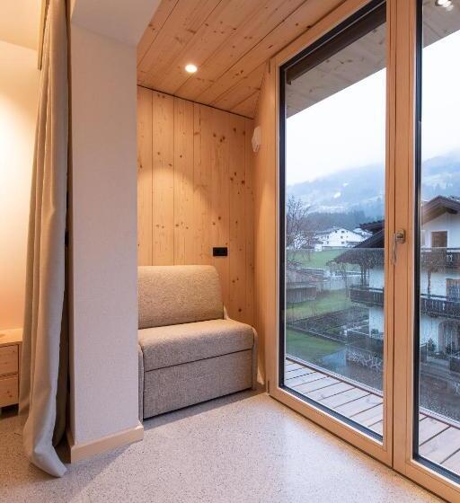 高级大房间, Mari Pop