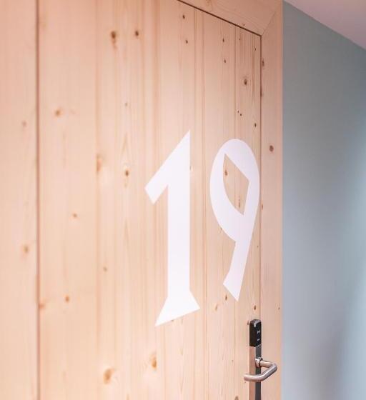 高级大房间, Mari Pop