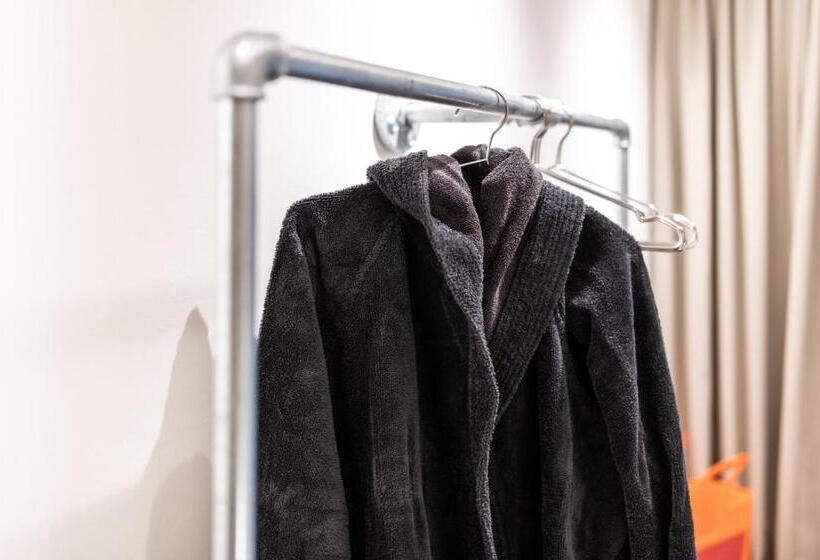 高级大房间, Mari Pop