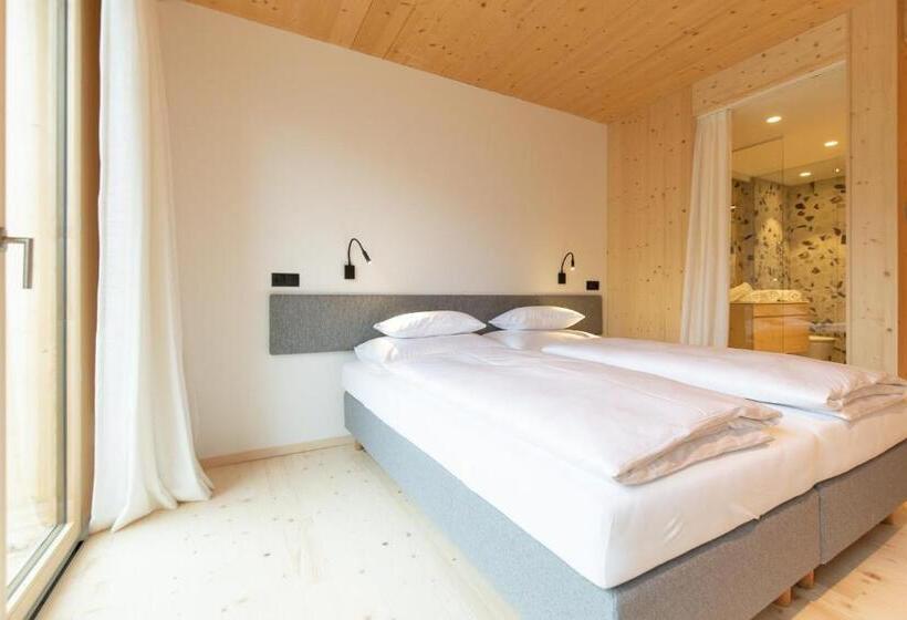 标准间带山景, Mari Pop