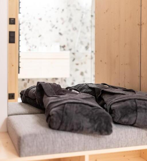 标准间带山景, Mari Pop