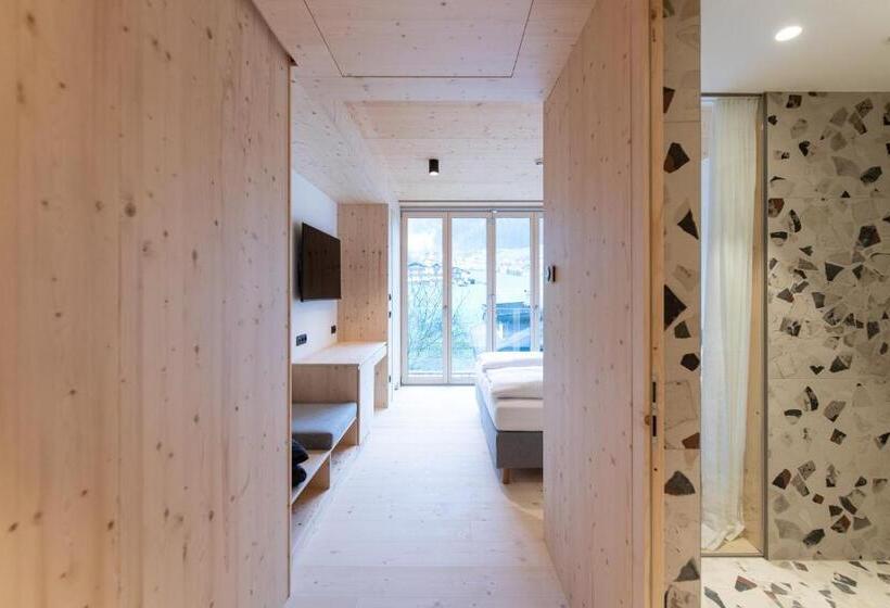 标准间带山景, Mari Pop