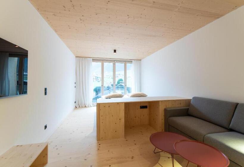 山景套房, Mari Pop