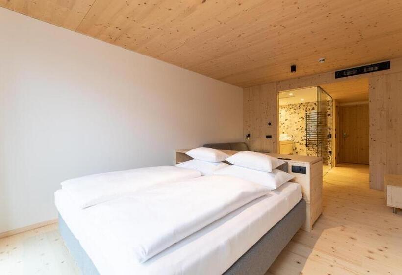 山景套房, Mari Pop