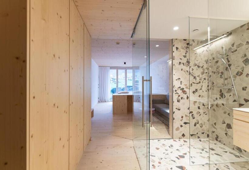 山景套房, Mari Pop