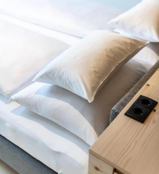 山景套房, Mari Pop